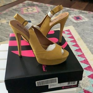 NWT!! Mustard Colored Heels!!